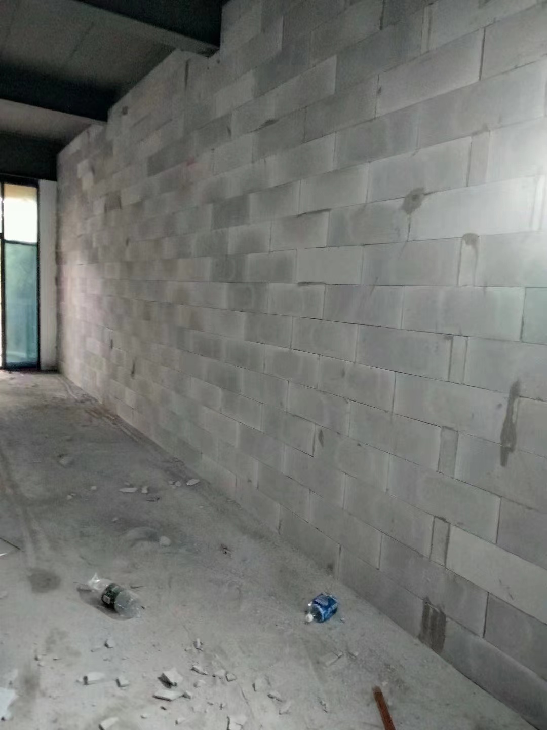轻质砖隔墙材料与施工场景